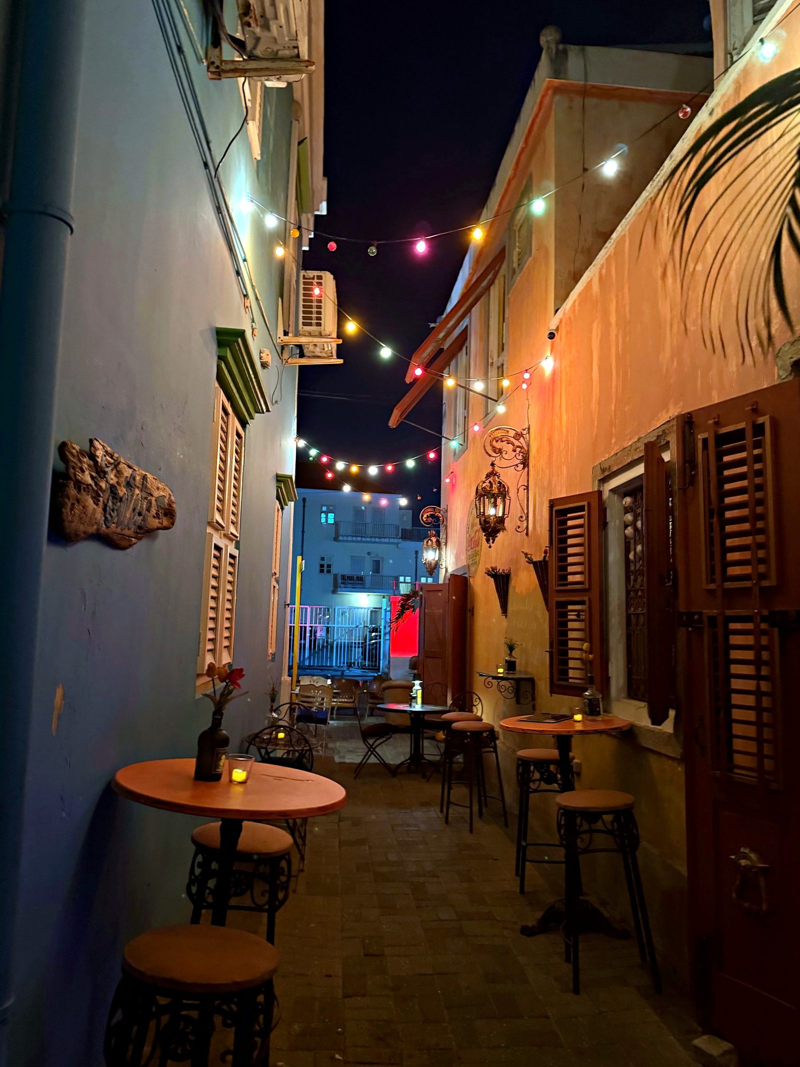 A Willemstad alley lit up at night
